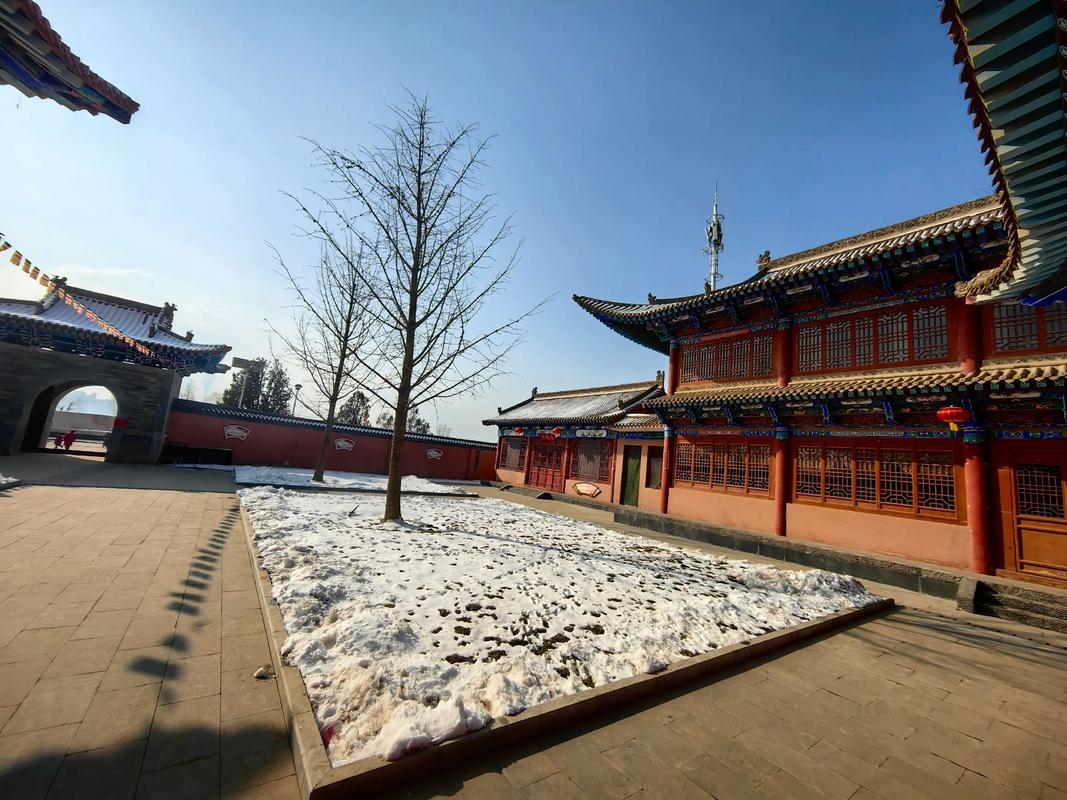 兰州报恩寺位于兰州北环路沙井驿段的凤凰山下,劈山为地,面向黄